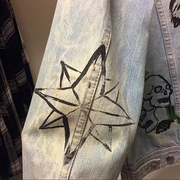 Guess Denim Rose Jean Jacket Acid Wash Patchwork Paintings Skull Compass Blood - Picture 9 of 12